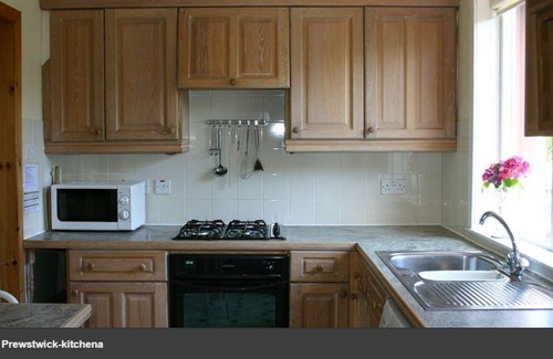 Prestwick Cottage | Peaceful Secluded Garden Cottage is near to beach, rail, bus and bustley town.