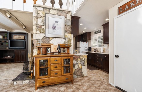 Sierra Cedars Cabin | Peaceful Shaver Lake Cabin w/Loft & Creek View