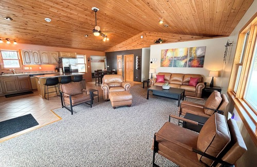 Brule House | Peaceful South Shore Retreat – Enjoy Mowed Walking Trails & Modern Comforts