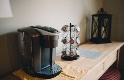 Fleetwood Cabin | ★ Peaceful View ★ Serene & Cozy ★ Creek ★ Fire-pit ★ Fireplace ★ WiFI ★