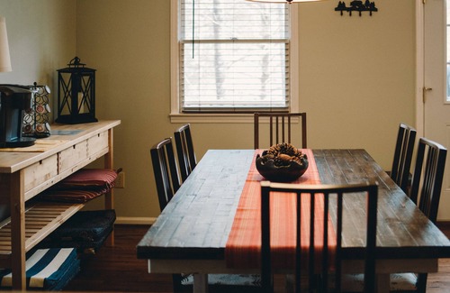 Fleetwood Cabin | ★ Peaceful View ★ Serene & Cozy ★ Creek ★ Fire-pit ★ Fireplace ★ WiFI ★