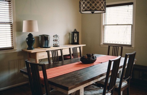 Fleetwood Cabin | ★ Peaceful View ★ Serene & Cozy ★ Creek ★ Fire-pit ★ Fireplace ★ WiFI ★