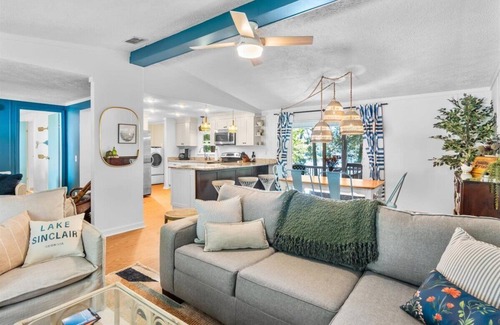 Hardwick Cottage | Peachy Pines - Serene Lakefront Cottage w/Dock