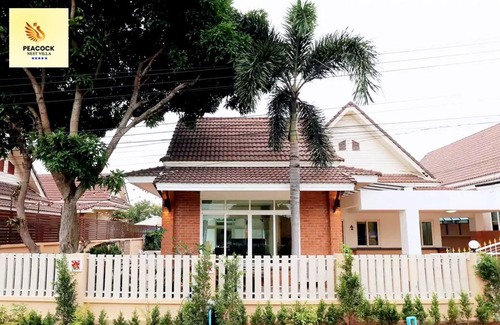 Nong Prue Villa | Peacock Bachelors Pool Villa