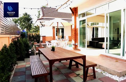 Nong Prue Villa | Peacock Bachelors Pool Villa