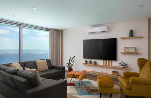 Camara de Lobos Villa | Peak A Boo Private Heated Pool and Private Parking