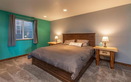 Etna House | Peaks Paradise - Mtn Views - Hot tub - Game room