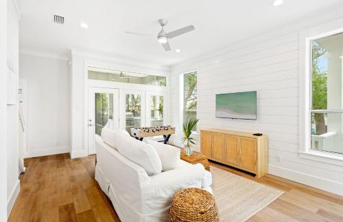 White's Gulfview House | Pearly White By Stay on 30a, Golf Cart, Private Pool, Bikes
