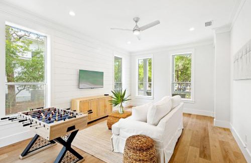 White's Gulfview House | Pearly White By Stay on 30a, Golf Cart, Private Pool, Bikes