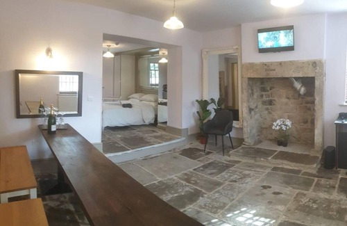 Burnley House | Pemberton - Suite in Canalside Guesthouse