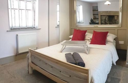 Burnley House | Pemberton - Suite in Canalside Guesthouse