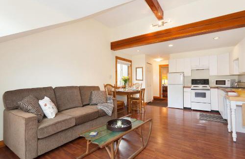 Pemberton Apartment | Pemberton Valley 1 bedroom suite king size bed WIFI cable TV gorgeous views free parking walk to Village