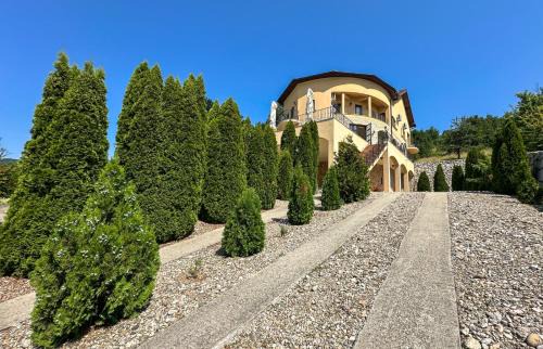 Eselnita House | Pensiunea Casa Mircea & Restaurant