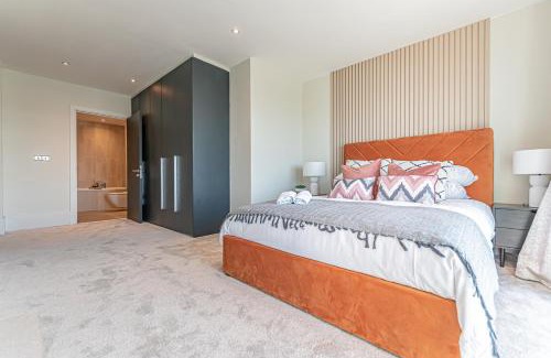 The Docks Apartment | Penthouse - 3 Beds - Balcony - Leisure Stay