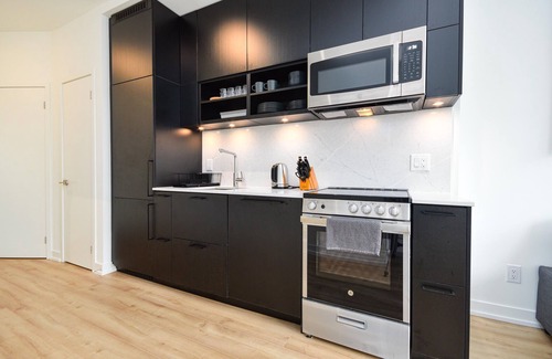 King West Village Condo | ⚡PENTHOUSE in Downtown Toronto with CN TOWER VIEWS + FREE PARKING!