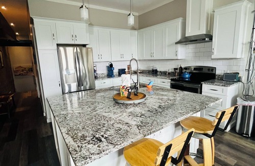 Kings Grant Condo | Penthouse Suite l Bridge View l Business or Casual l Market & Front St.