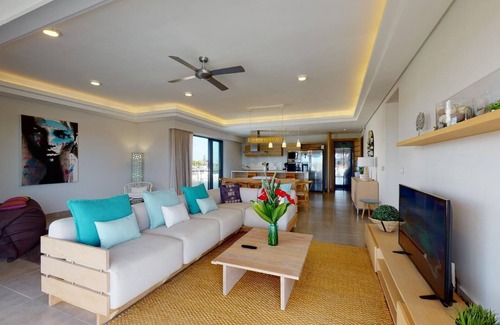 Mont Choisy Apartment | Penthouse with lagoon pool 100m from the beach.