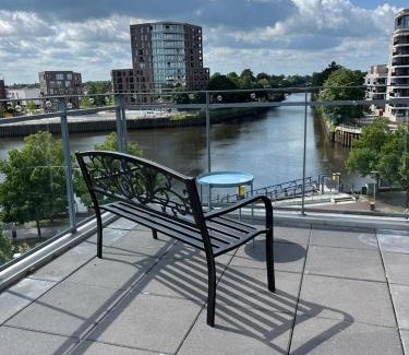 Bahnhofsviertel Apartment | Penthouse-Wohnung mit Flussblick