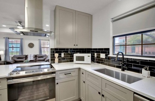 Taylor House | Peppercorn Yellow - Locally Run!
