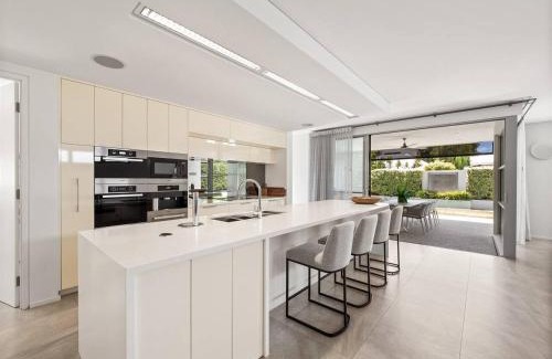 Dunsborough House | Peppermint Paradise - Seaside Comfort & Home Theatre