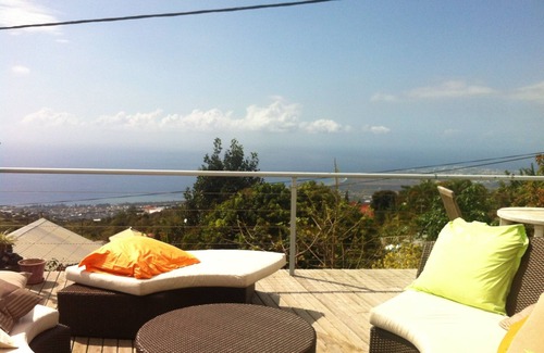 Saint-Paul Apartment | Perched in the heights of St-Paul, Enlèrlao a quiet "ti corner" where you can sit