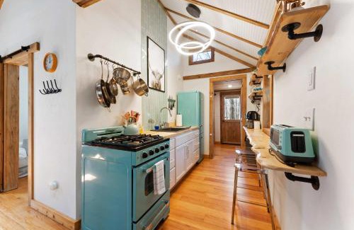 Rowland House | Perfect Couples Cabin Fireplace Firepit & Wine Nearby