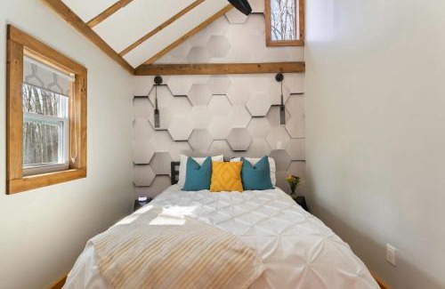 Rowland House | Perfect Couples Cabin Fireplace Firepit & Wine Nearby