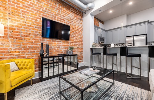 Lower Garden District Apartment | ⚜️ Perfect Downtown 1 Bedroom plus Queen Sleeper Sofa & Private Terrace ⚜️ - The Livingston