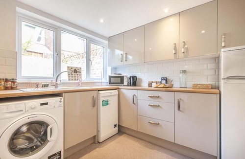 Exeter House | Perfect for contractors and families!