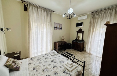 Gela Bed & Breakfast | Perfect for Couples:Cathedral View Suite with Air Conditioning and Private Bathroom