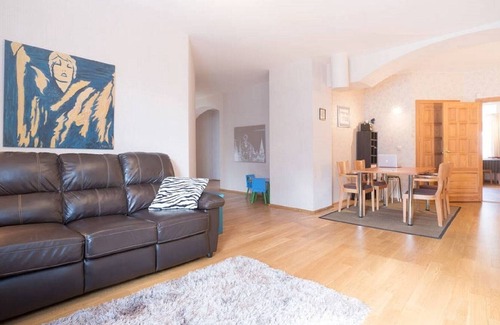 Old Town Apartment | Perfect for families and groups of friends.