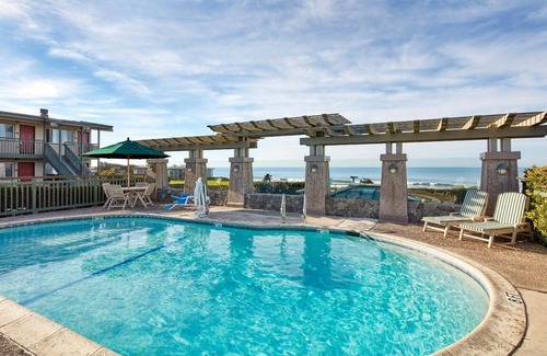 San Simeon Hotel | Perfect for Family Oceanfront Getaway! 3 Units | 2 Queen Beds Room | Pool