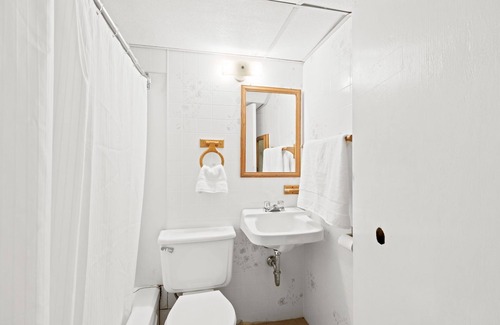 Ottawa Division House | Perfect Location- Few Steps to Algonquin College -Private Room - Girl Only House