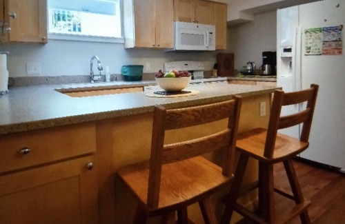 Victory Heights House | Perfect N. Seattle location, 2 bdrm, modern, clean, spacious, parking onsite