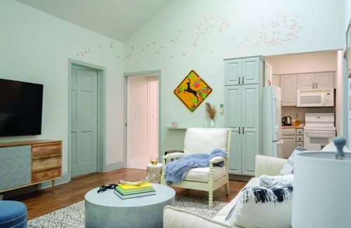 Saugerties House | PERFECT RETREAT Privacy & Relaxing, Hot Tub, WiFi, 2 Fireplaces, Outdoor Kitchen