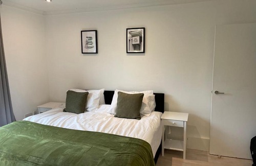 Waddon Apartment | Perfect Stay for Families & Business in CR2 - with FREE parking & 10mins from East Croydon