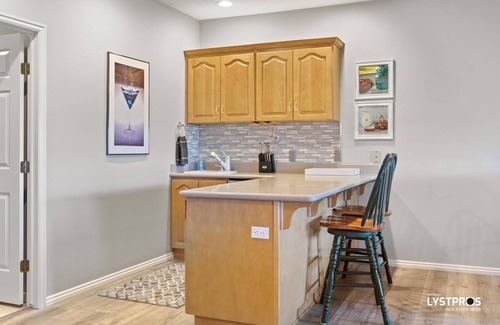 Mesquite House | Perfectly refined home w/large balcony, overlooking lake and palms.