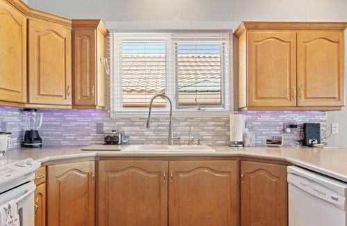 Mesquite House | Perfectly refined home w/large balcony, overlooking lake and palms.