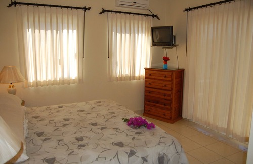 El Pescadero House | Pescadero Palace 2BR Guest House w/pool, Jacuzzi, on the beach!