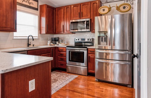 Ballwin House | Pet and Family Friendly House - Great Location- 30 Minutes to Downtown