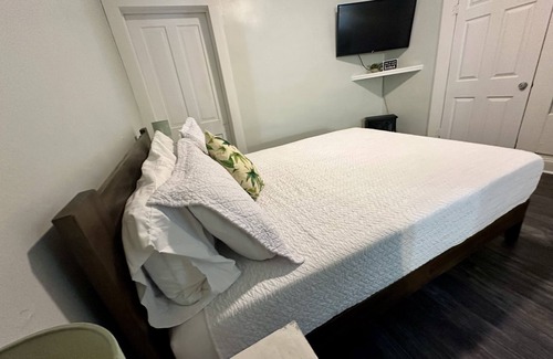 Gainesville Hotel | Pet friendly 1bd/1b unit with full kitchen