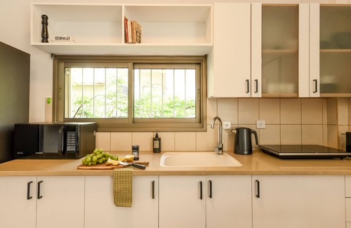 Kerem HaTeimanim Apartment | Pet-friendly 2BR Apt & Kitchen