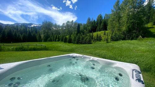 East Kootenay House | Pet Friendly 3 Bdrm Home with Hot Tub by StayIn