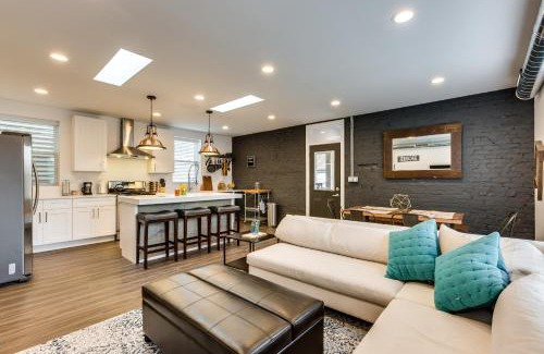 West Town Apartment | PET FRIENDLY and Room for 7! Large Common Areas to Converse and Connect apts