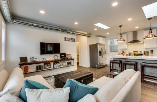 West Town Apartment | PET FRIENDLY and Room for 7! Large Common Areas to Converse and Connect apts