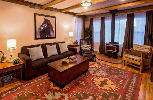 Clovis House | Pet-Friendly Clovis Home Yard, Pergola and Hot Tub