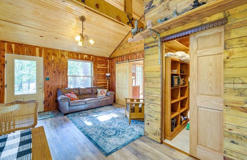 Eureka Springs House | Pet-Friendly Eureka Springs Rental with Private Deck