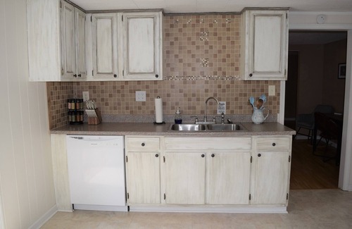 Lanark House | Pet friendly home w/fenced yard & lovely mtn view, close to all NRG attractions