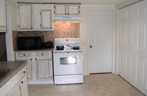 Lanark House | Pet friendly home w/fenced yard & lovely mtn view, close to all NRG attractions