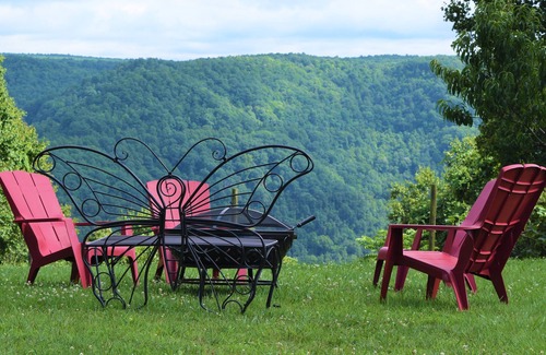 Lanark House | Pet friendly home w/fenced yard & lovely mtn view, close to all NRG attractions